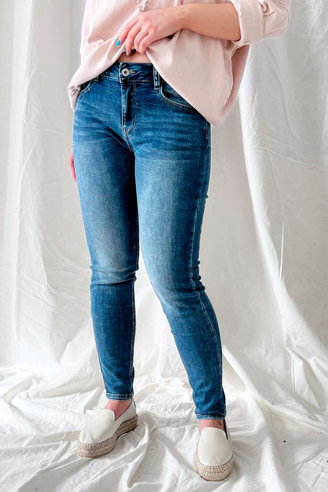 Skinny jeans, mid wash