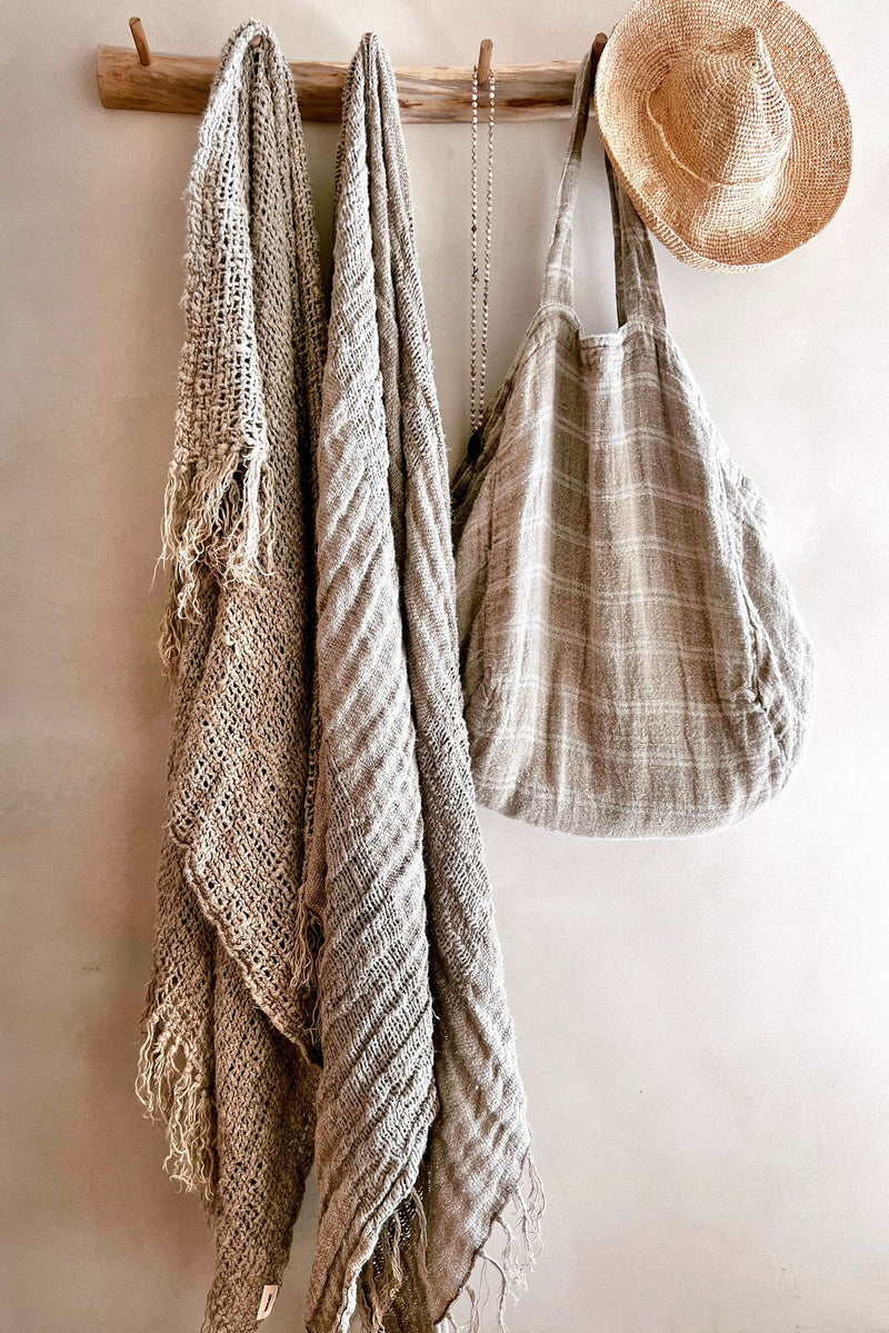 Wrinkles linen throw blanket, natural